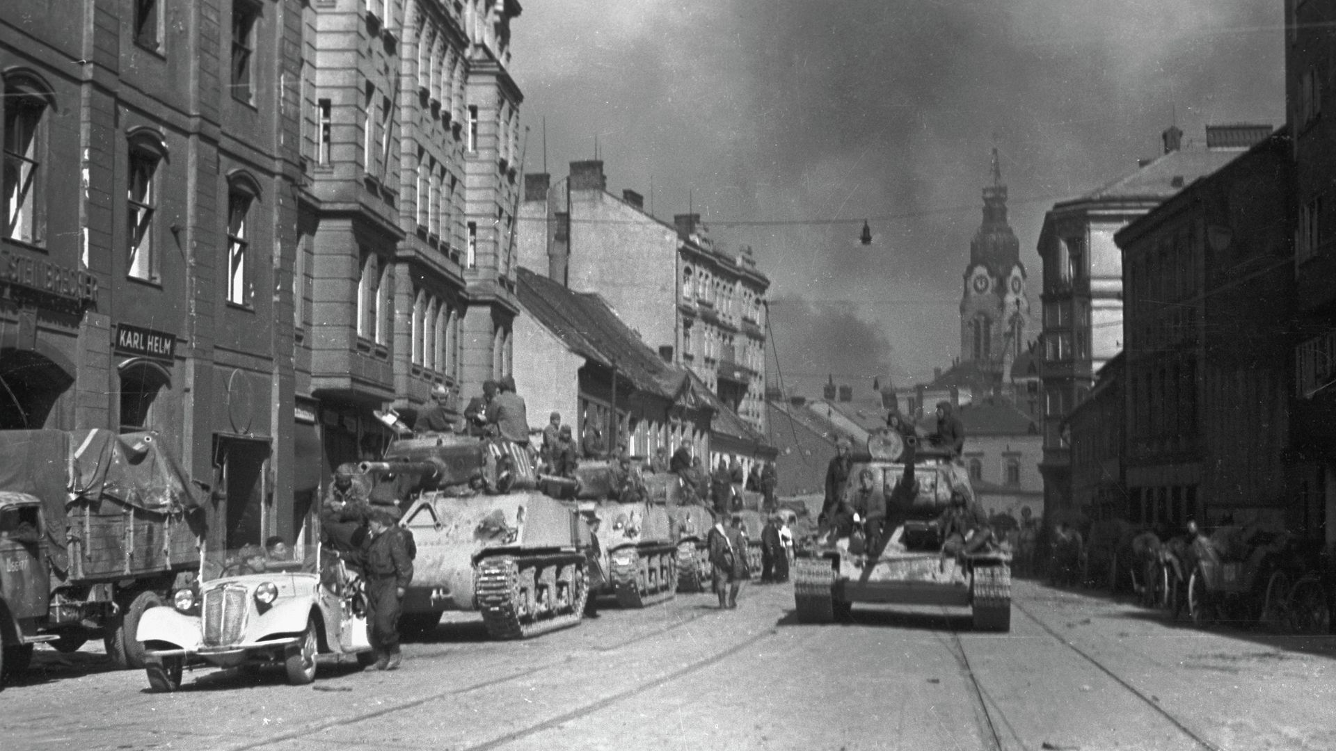 M4_e_T-34_sovietici_a_Brno.jpg